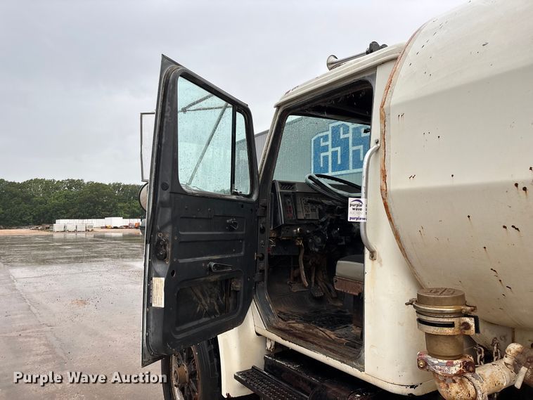 image for item FG0405 1992 International 4900 water truck
