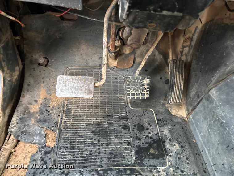 image for item FG0405 1992 International 4900 water truck