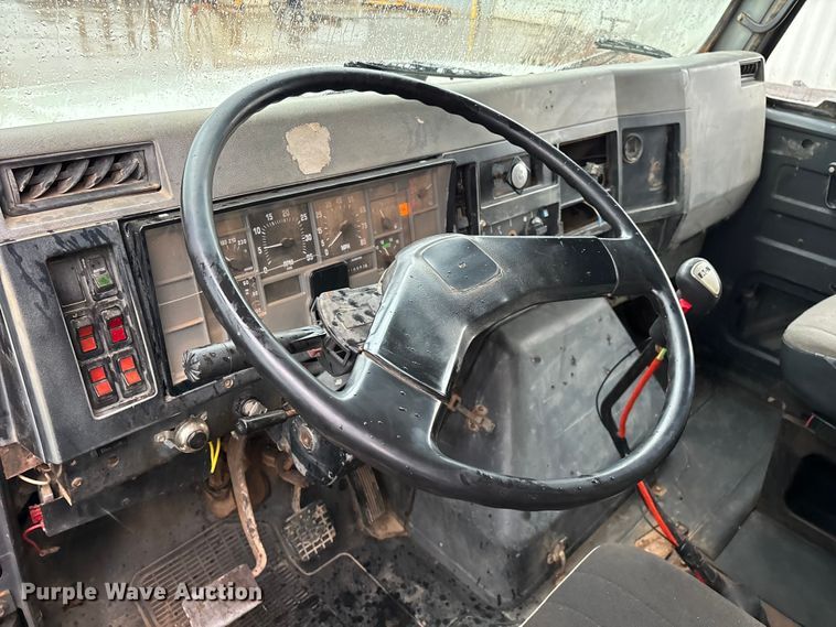 image for item FG0405 1992 International 4900 water truck