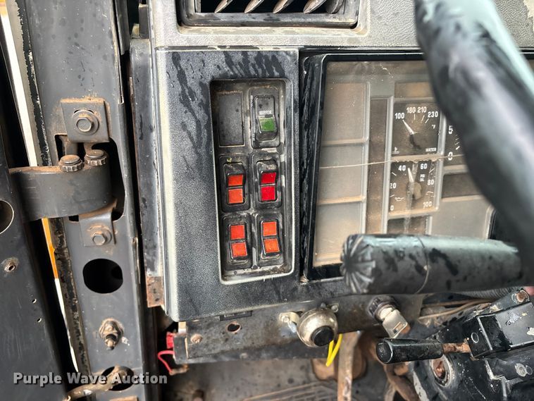 image for item FG0405 1992 International 4900 water truck