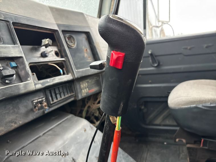 image for item FG0405 1992 International 4900 water truck