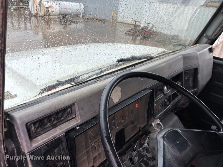 image for item FG0405 1992 International 4900 water truck
