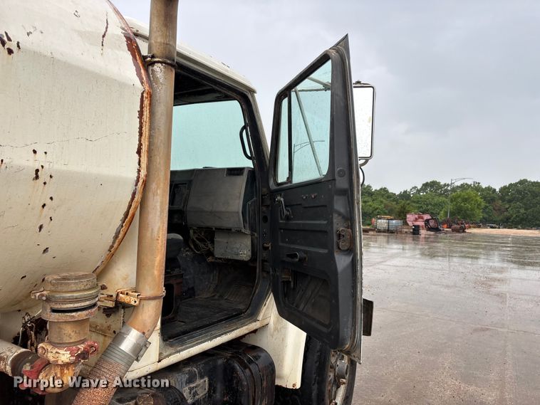 image for item FG0405 1992 International 4900 water truck