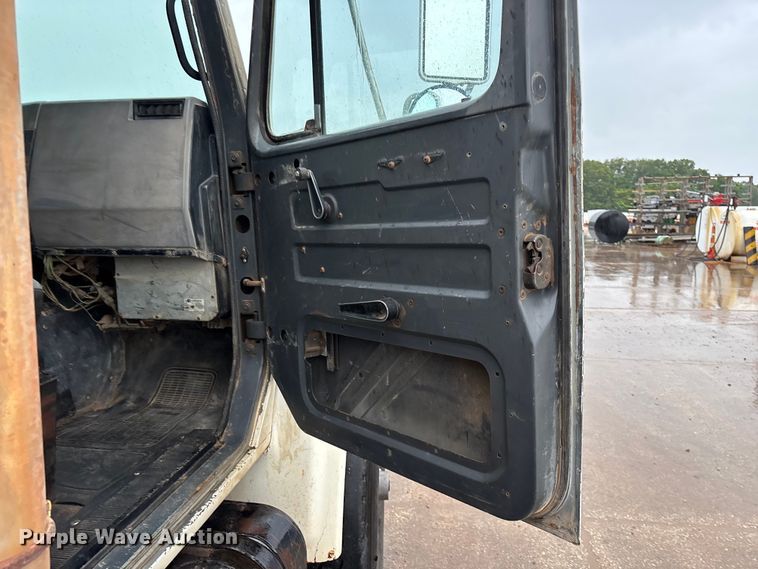 image for item FG0405 1992 International 4900 water truck