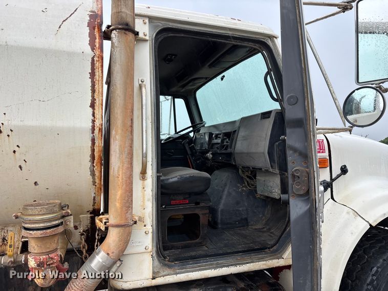image for item FG0405 1992 International 4900 water truck