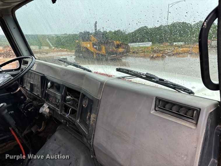 image for item FG0405 1992 International 4900 water truck