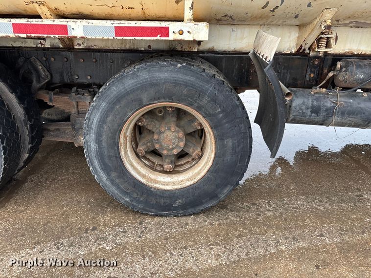 image for item FG0405 1992 International 4900 water truck