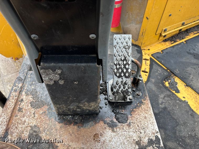 image for item FG0406 2014 Caterpillar AP-655D paver