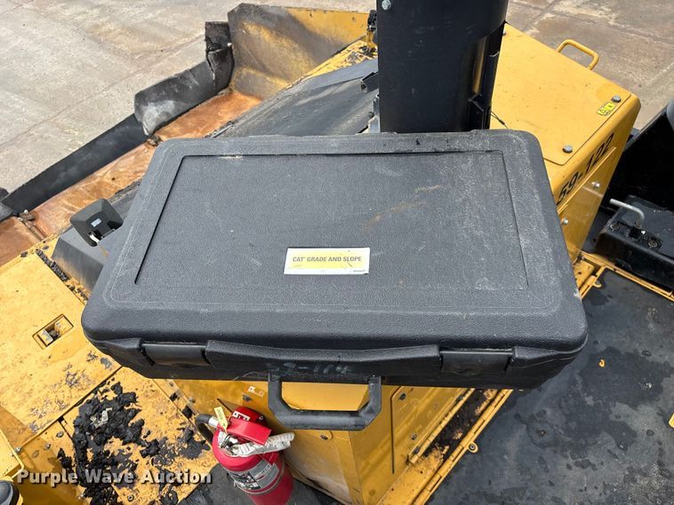 image for item FG0406 2014 Caterpillar AP-655D paver