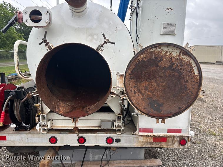 image for item FG0407 Tellus TUT-2003 vacuum excavator truck bed