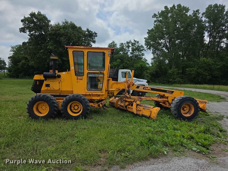 image for item FH6164 1999 Lee Boy 685 motor grader