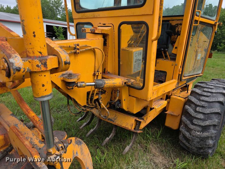 image for item FH6164 1999 Lee Boy 685 motor grader
