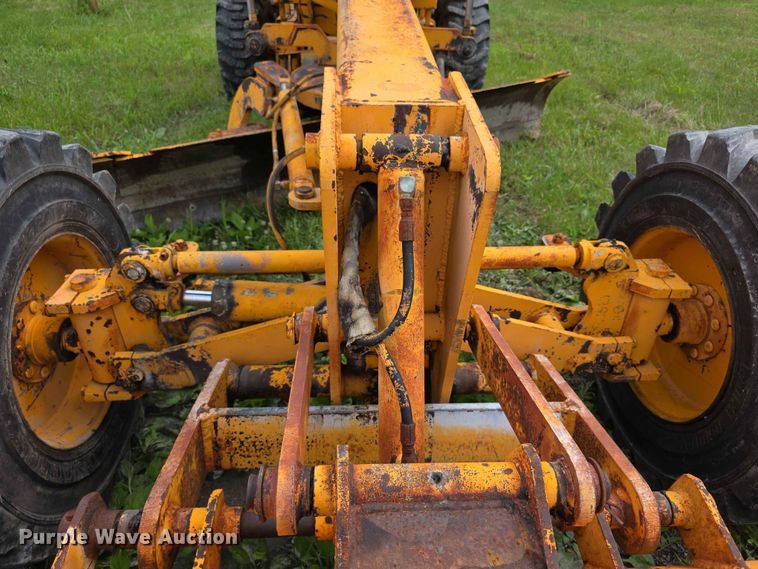 image for item FH6164 1999 Lee Boy 685 motor grader