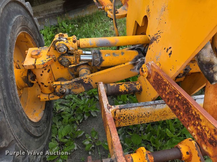 image for item FH6164 1999 Lee Boy 685 motor grader