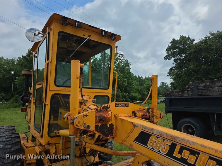 image for item FH6164 1999 Lee Boy 685 motor grader
