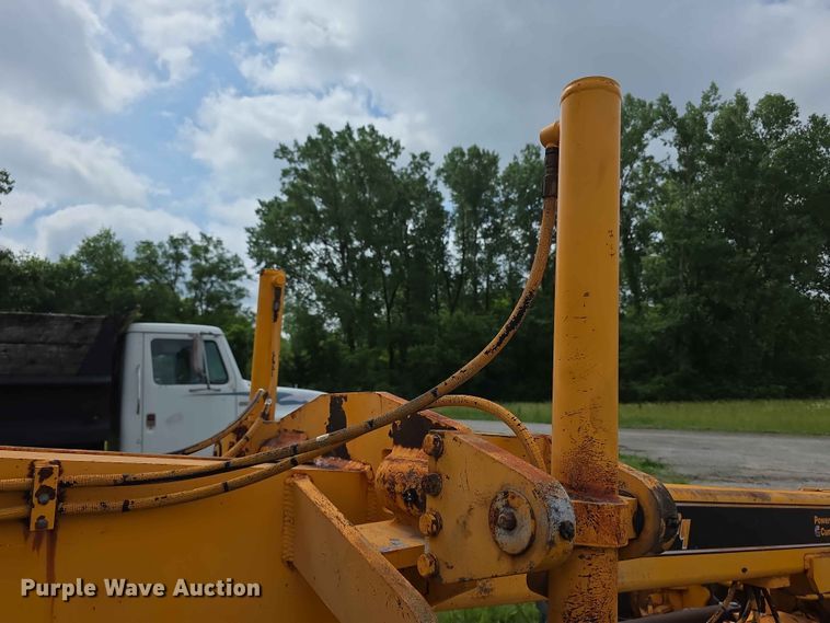 image for item FH6164 1999 Lee Boy 685 motor grader