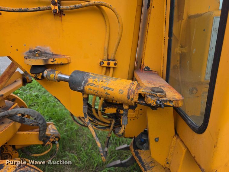image for item FH6164 1999 Lee Boy 685 motor grader