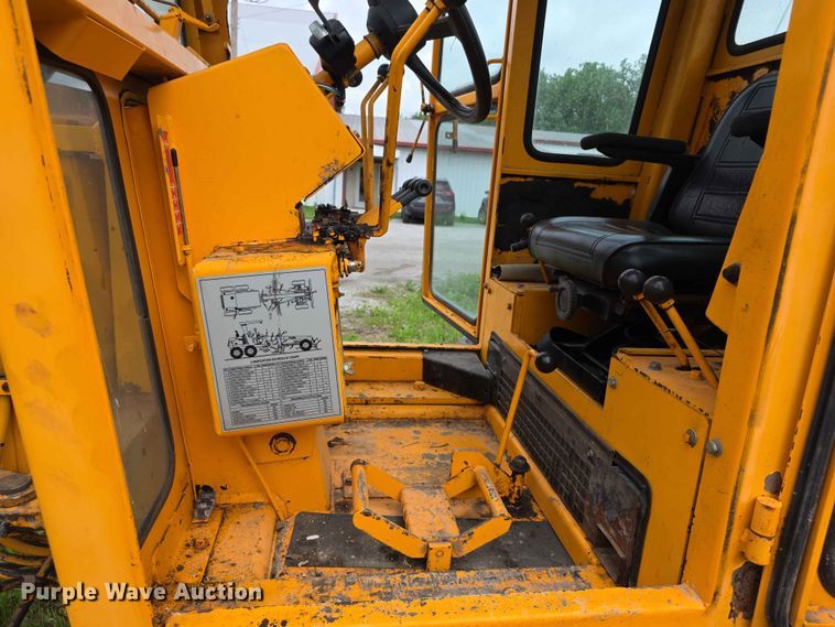 image for item FH6164 1999 Lee Boy 685 motor grader