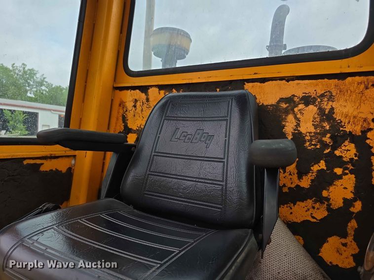 image for item FH6164 1999 Lee Boy 685 motor grader