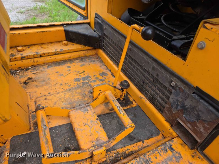 image for item FH6164 1999 Lee Boy 685 motor grader