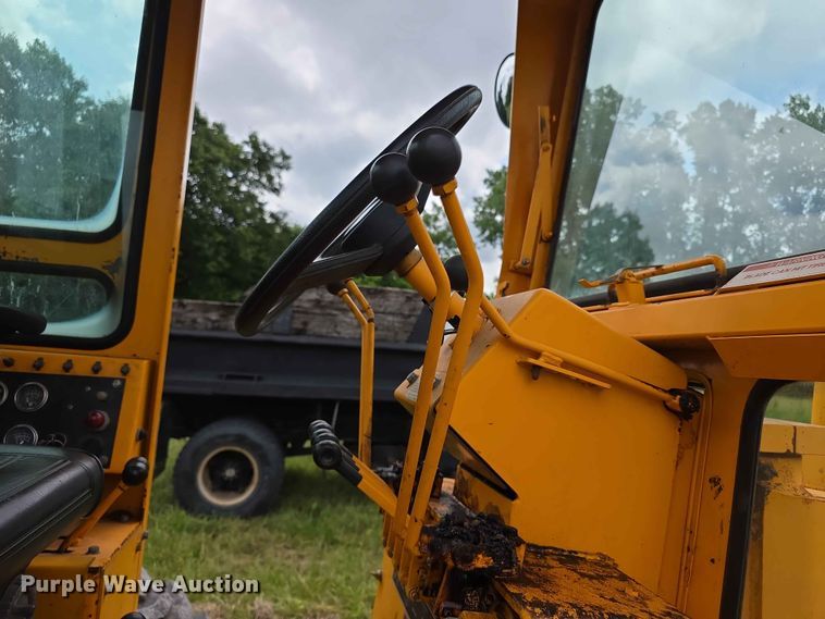 image for item FH6164 1999 Lee Boy 685 motor grader