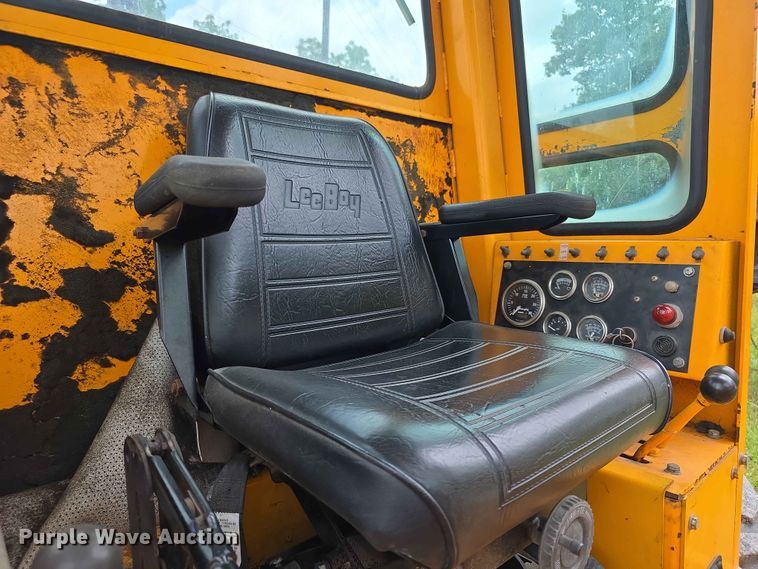 image for item FH6164 1999 Lee Boy 685 motor grader