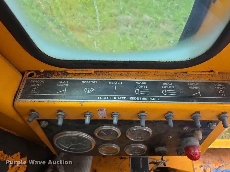 image for item FH6164 1999 Lee Boy 685 motor grader