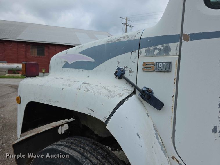 image for item FH6165 1986 International S1900 dump truck