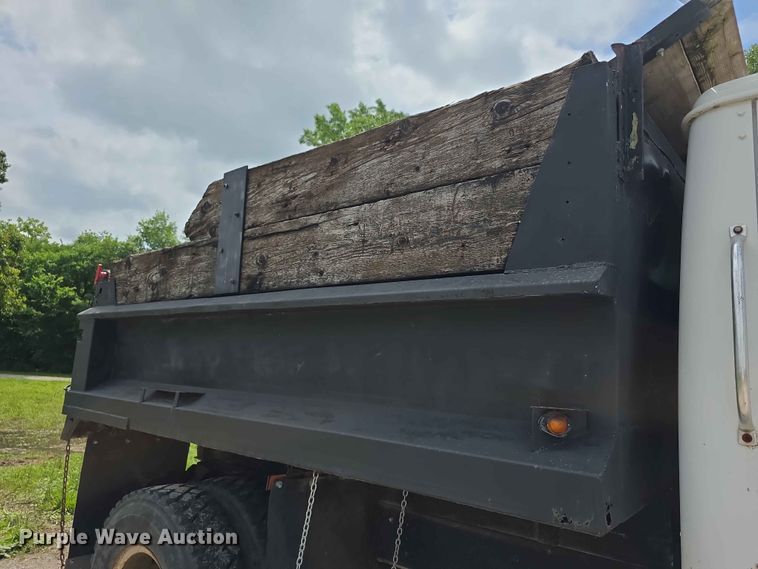 image for item FH6165 1986 International S1900 dump truck