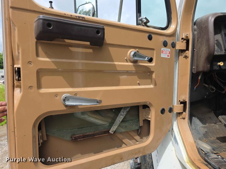 image for item FH6165 1986 International S1900 dump truck