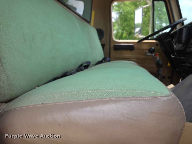 image for item FH6165 1986 International S1900 dump truck
