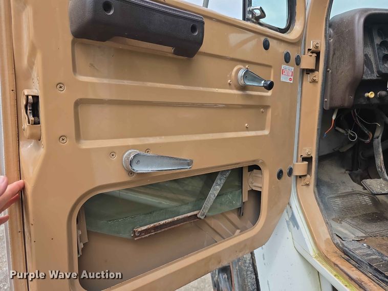 image for item FH6165 1986 International S1900 dump truck