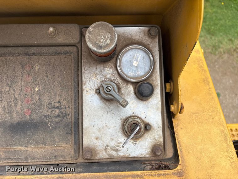 image for item FI0188 1989 Caterpillar 953 track loader