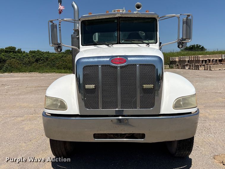image for item FI0195 2007 Peterbilt 335 fuel / lube truck