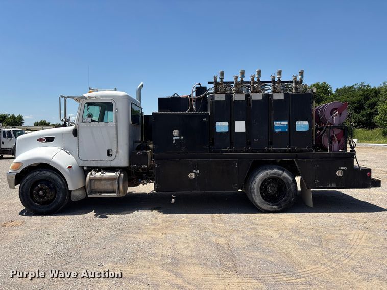 image for item FI0195 2007 Peterbilt 335 fuel / lube truck