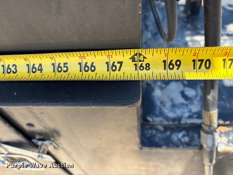 image for item FI0195 2007 Peterbilt 335 fuel / lube truck