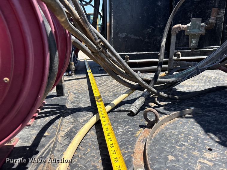 image for item FI0195 2007 Peterbilt 335 fuel / lube truck