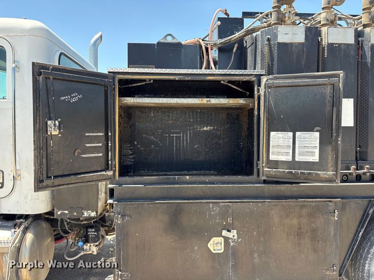 image for item FI0195 2007 Peterbilt 335 fuel / lube truck
