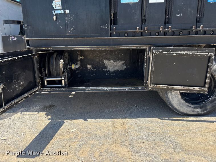 image for item FI0195 2007 Peterbilt 335 fuel / lube truck