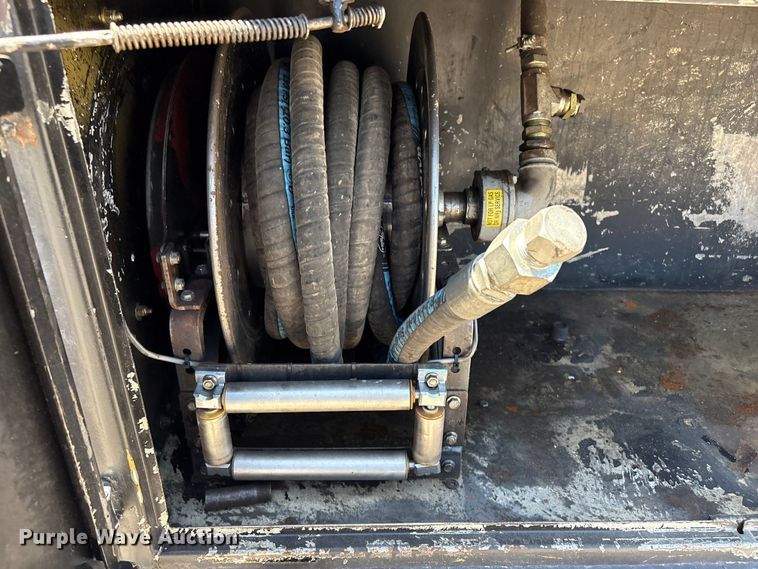 image for item FI0195 2007 Peterbilt 335 fuel / lube truck