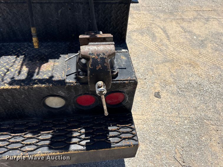 image for item FI0195 2007 Peterbilt 335 fuel / lube truck