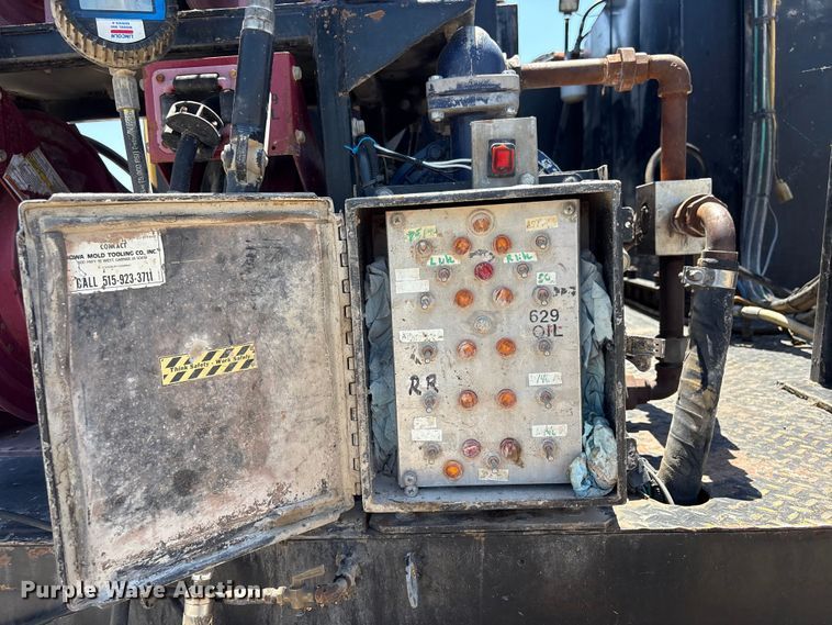 image for item FI0195 2007 Peterbilt 335 fuel / lube truck