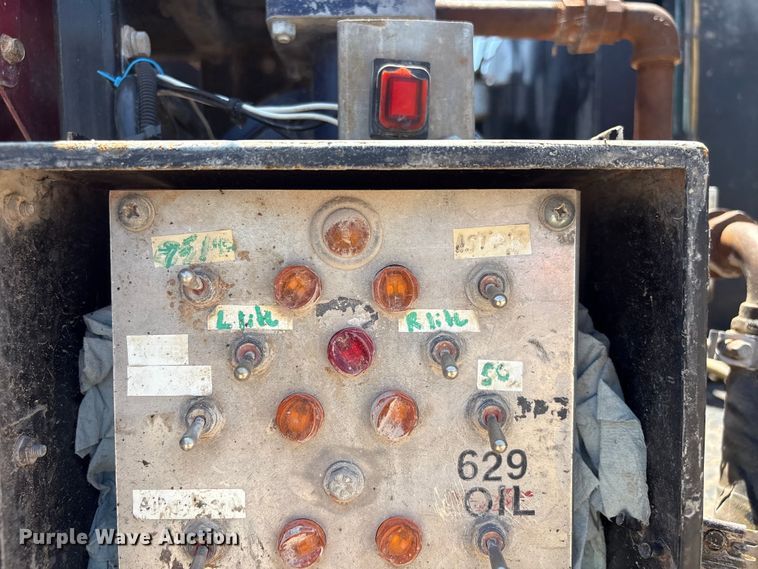 image for item FI0195 2007 Peterbilt 335 fuel / lube truck