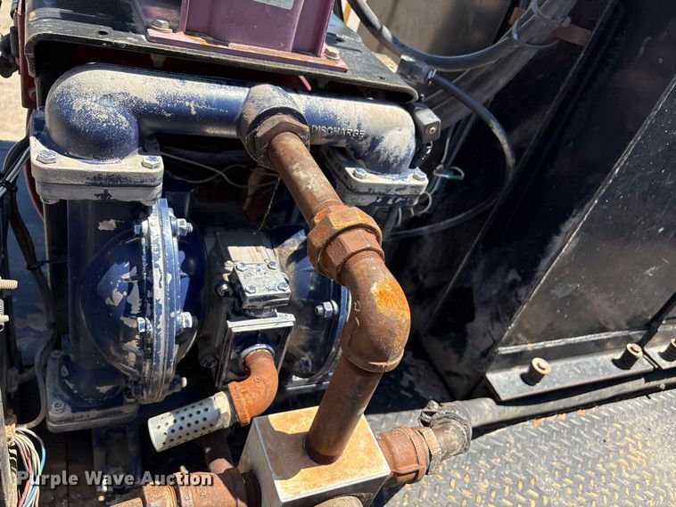 image for item FI0195 2007 Peterbilt 335 fuel / lube truck