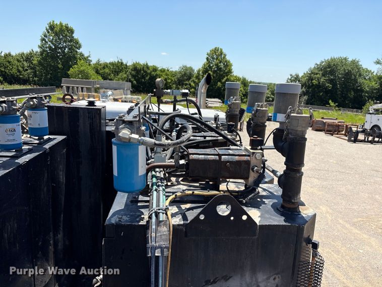 image for item FI0195 2007 Peterbilt 335 fuel / lube truck