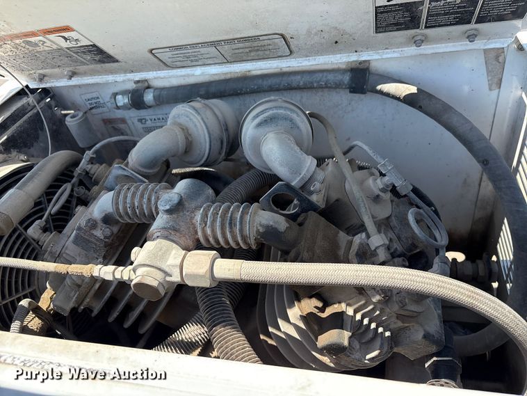 image for item FI0195 2007 Peterbilt 335 fuel / lube truck