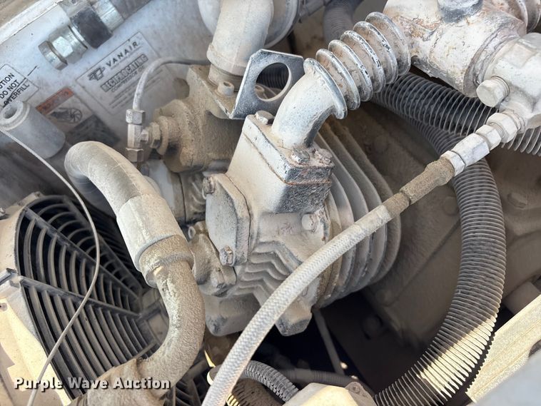 image for item FI0195 2007 Peterbilt 335 fuel / lube truck