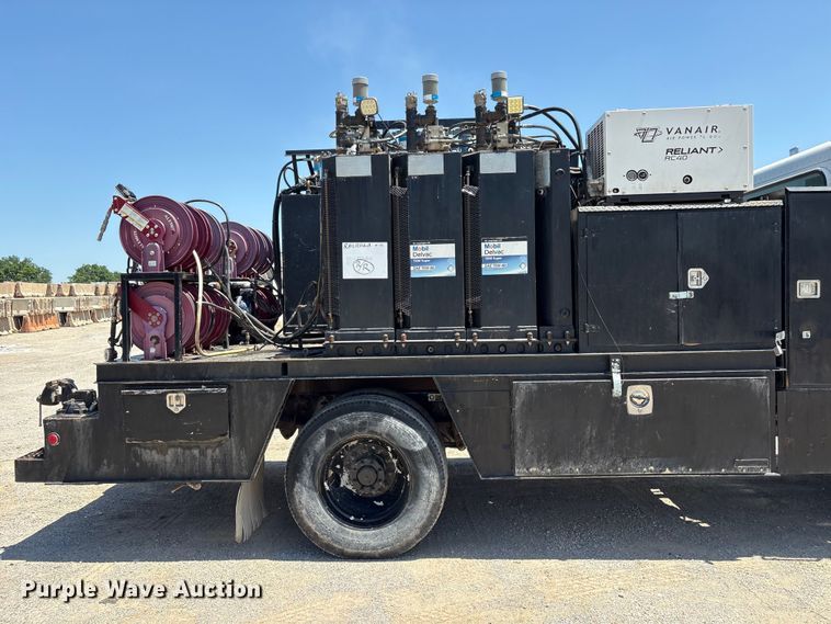 image for item FI0195 2007 Peterbilt 335 fuel / lube truck