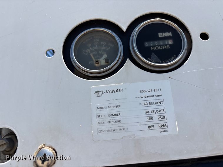 image for item FI0195 2007 Peterbilt 335 fuel / lube truck