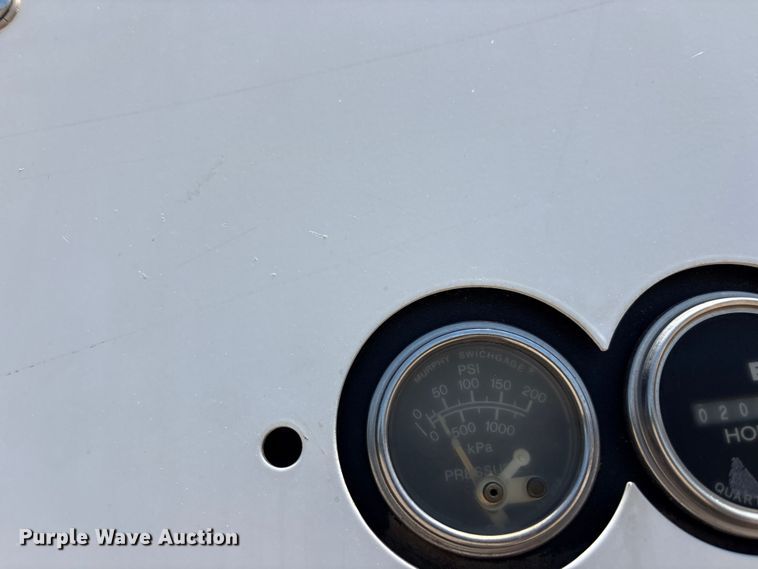 image for item FI0195 2007 Peterbilt 335 fuel / lube truck